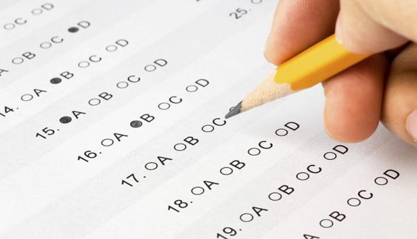 hand writing a multiple choice answer